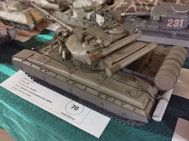 sowjetischer mittelschwerer Panzer T-64B (Bj. 1964 – 1987) 1:25 extrem