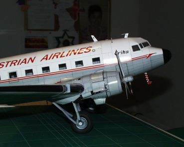 Verkehrsflugzeug DC-3 (Erstausgabe) 1:33 glänz. Silberdruck, deutsche Anleitung