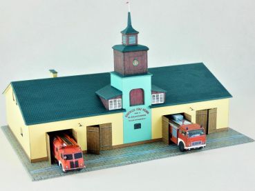 Feuerwehrhaus (Feuerwache) aus Zelechow / Polen mit 2 Feuerwehrautos: Star 25 und Jelcz 315 1:87 (H0)