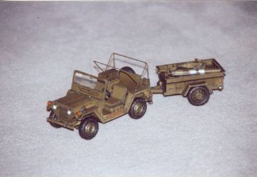 fertiggebautes Modell: Ford M151 MUTT mit einachsigem Anhänger und Ausrüstung 1:25