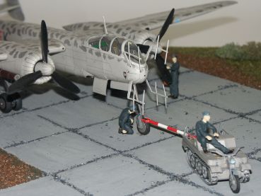 Nachtjäger Heinkel He-219 A-0/R6 UHU G9-EK des 2./NJG 1 + Flugplatzschlepper NSU Kettenkrad 1:50 extrem präzise, deutsche Anleitung