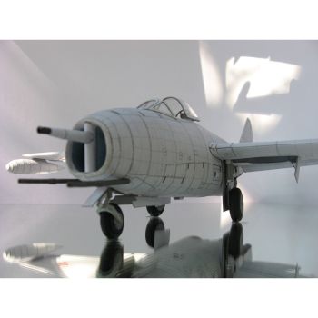 sowjetisches Jagdflugzeug Mikojan Mig-9 (1946) 1:33 übersetzt