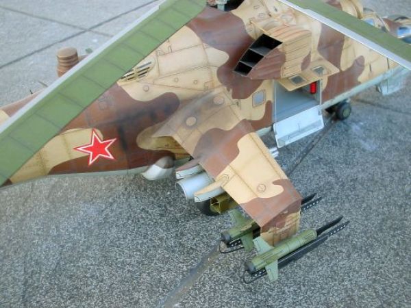 sowjet. Feuerunterstützungshubschrauber Mil Mi-24D Hind 1:33 ANGEBOT