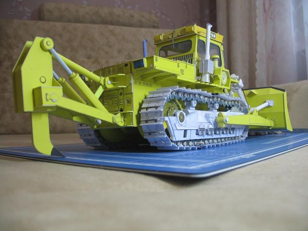 russischer Kettentraktor / Bulldozer / Planierraupe T-330 (1975) 1:25 extrem³