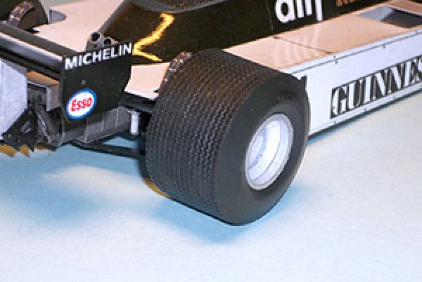 Formel 1.-Bolid March 811 (Season 1982) in zwei optionalen Darstellungsmöglichkeiten 1:24