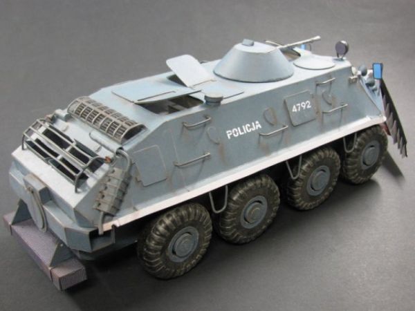 Miliz-/Polizeitransporter BTR-60PB mit Räumgerät 1:25
