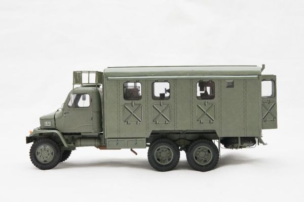 tschechoslowakischer Kasten-Lkw PRAGA V3S als Werkstattwagen PAD IV-1 (mit vielen Maschinen-Modellen) 1:32 extrem²