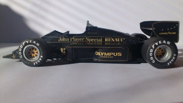 Rennwagen Lotus Renault 97T, Ayrton Senna (Großer Preis von Portugal, 1985) 1:24 inkl. LC-Satz