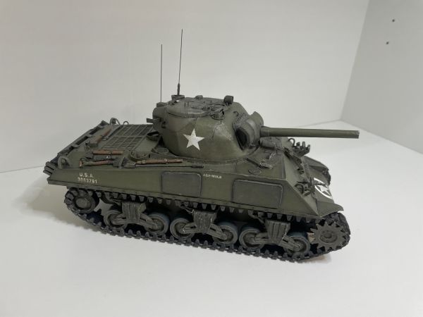 Panzer-Legende M4A3 Sherman der US-Armee 1:25 übersetzt