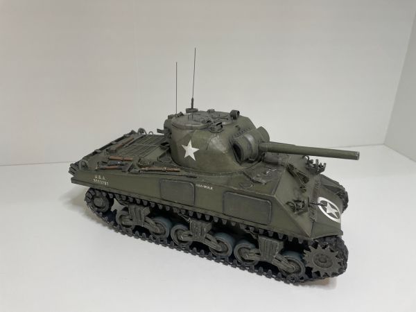 Panzer-Legende M4A3 Sherman der US-Armee 1:25 übersetzt