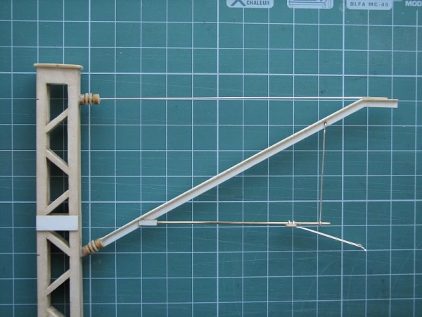 zwei Oberleitungsmasten (Gitter- und Stahlprofil-Mast) 1:25 Ganz-LC-Modell, übersetzt